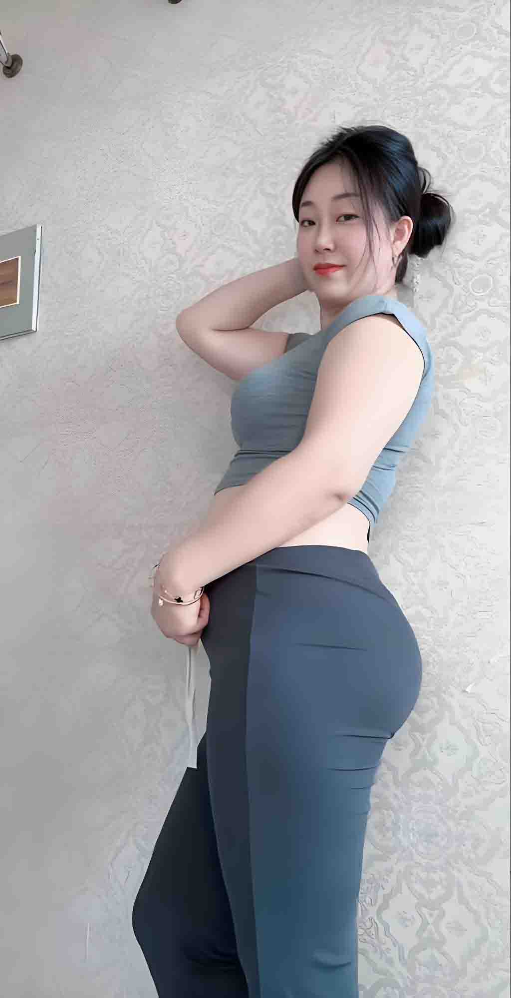 颜值纹身骚逼【陈美娇】整天蹭吃蹭喝的精神小妹，晚上求宿被小伙轮奸还被人家女友发现围殴暴揍。